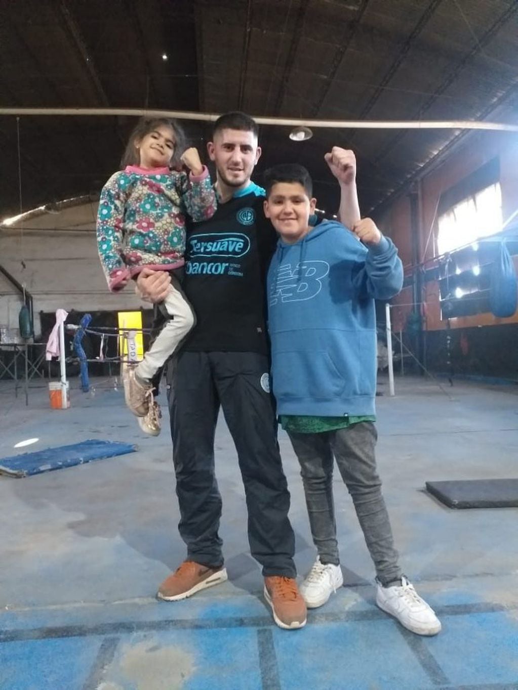 Pablo Luifa Zárate con sus hijos en un alto del entrenamiento