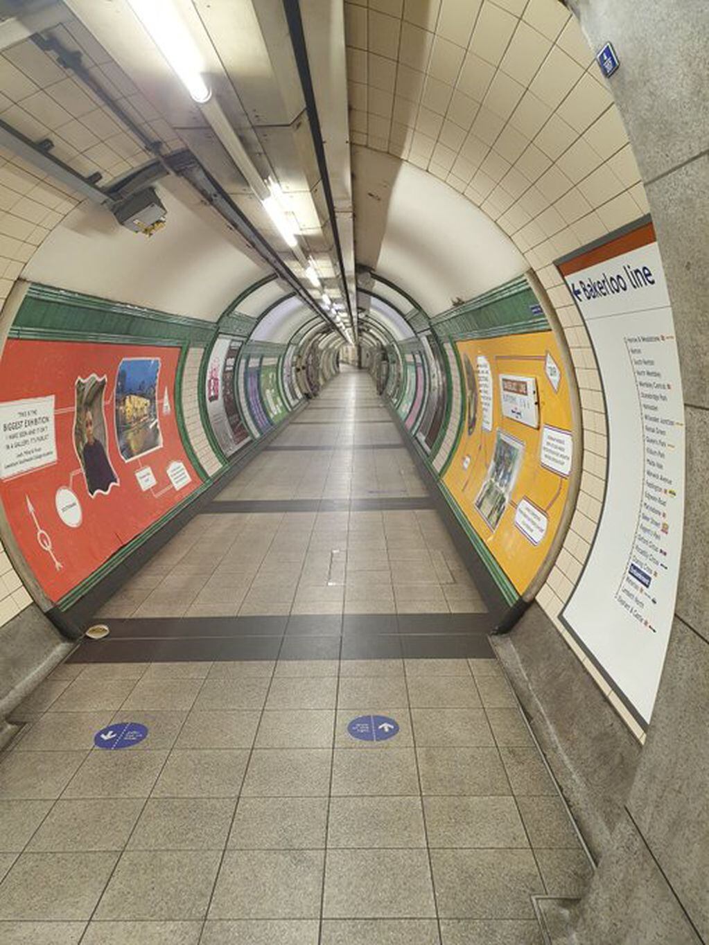 Una imagen de la estación de subte Embankment de Londres.