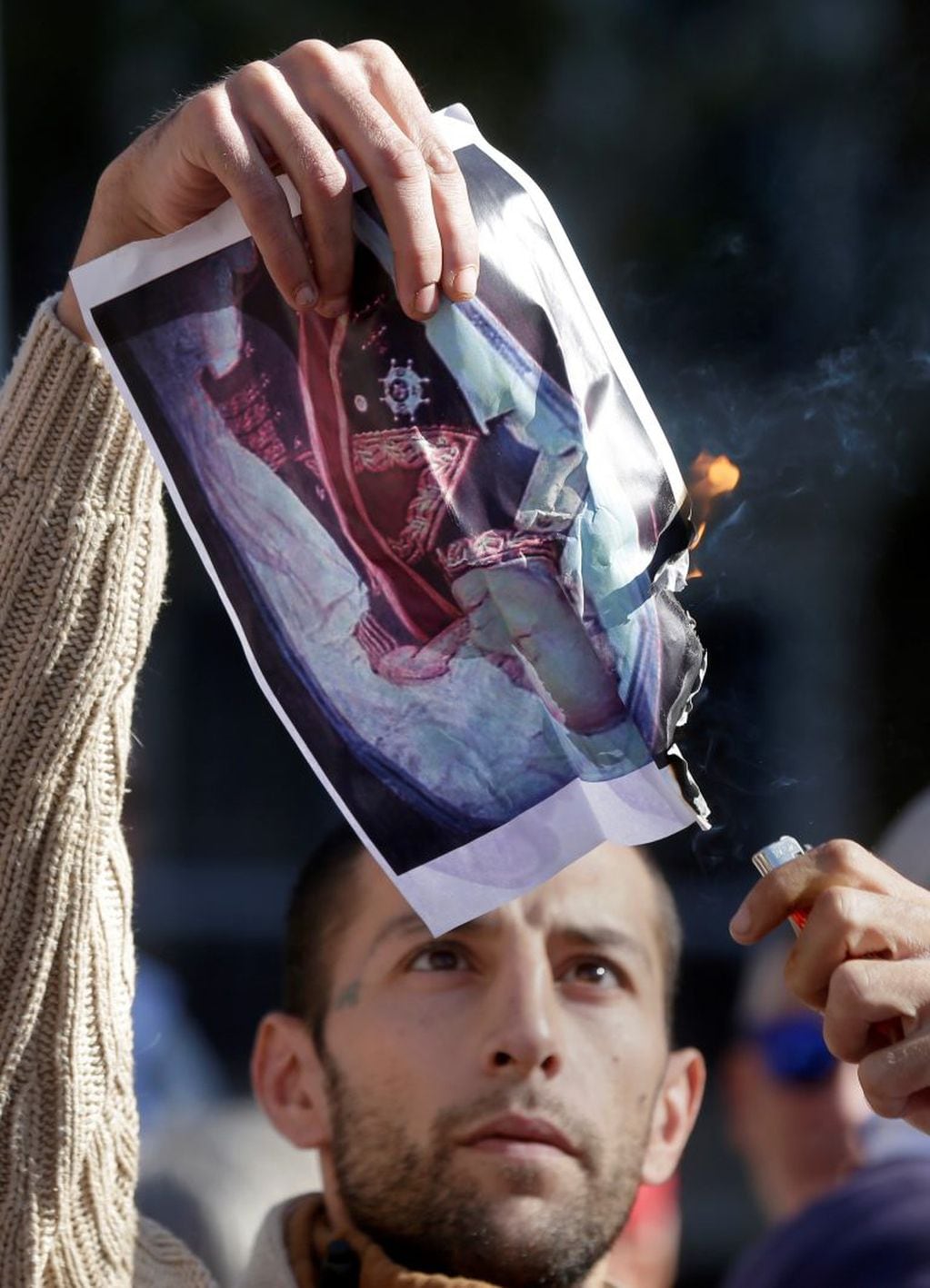 Un manifestante quema una foto del general Francisco Franco frente a la Corte Suprema en Madrid, España, el martes 24 de septiembre de 2019. Crédito: Foto AP / Paul White.