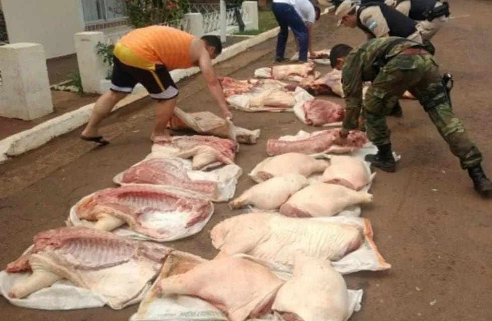 Agentes de Prefectura secuestraron carne bovina y porcina que era transportada de forma ilegal.