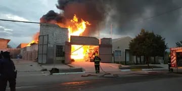 Una fábrica de muebles se incendió en San Carlos