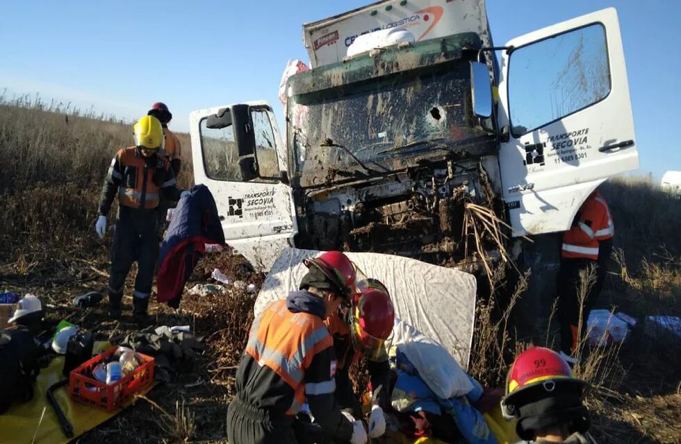 Los bomberos ayudaron al transportista y lo trasladaron a un hospital, pero el hombre murió debido a las heridas que sufrió.