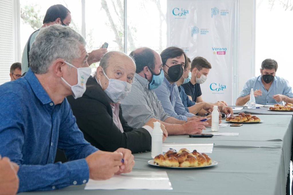 El gobernador bonaerense, Axel Kicillof, ya se había reunido con intendentes de la Costa Atlántica para evaluar las posibles medidas restrictivas ante el aumento de contagios por coronavirus. (Twitter/BarreraGusOk)