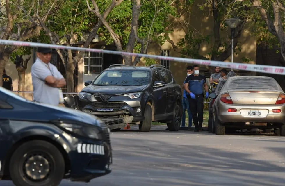 Asesinaron a un hombre en Guaymallén, los delincuentes se trasladaban en la camioneta negra que quedó abandonada.