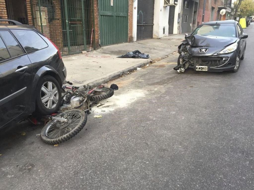 Mujer atropelló a motochorro en Balvanera.