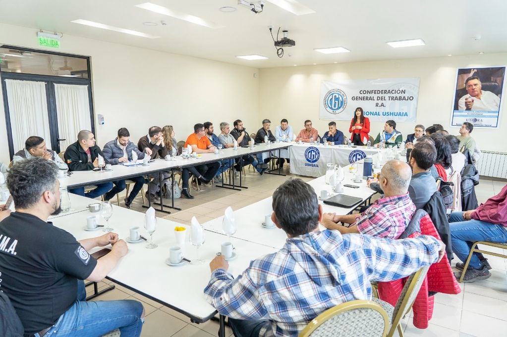 Ministra de Trabajo y Empleo, Karina Fernández, mantuvo un encuentro con representantes de las entidades gremiales que conforman la CGT Ushuaia