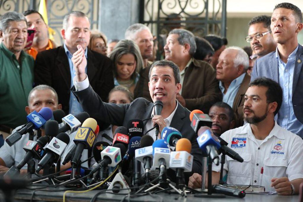 El líder opositor Juan Guaidó habla durante una rueda de prensa este martes, luego de una reunión con sindicatos y empleados del sector público para tomar nuevas acciones en su empeño por sacar del poder a Nicolás Maduro (Foto: EFE/ Raúl Martínez).