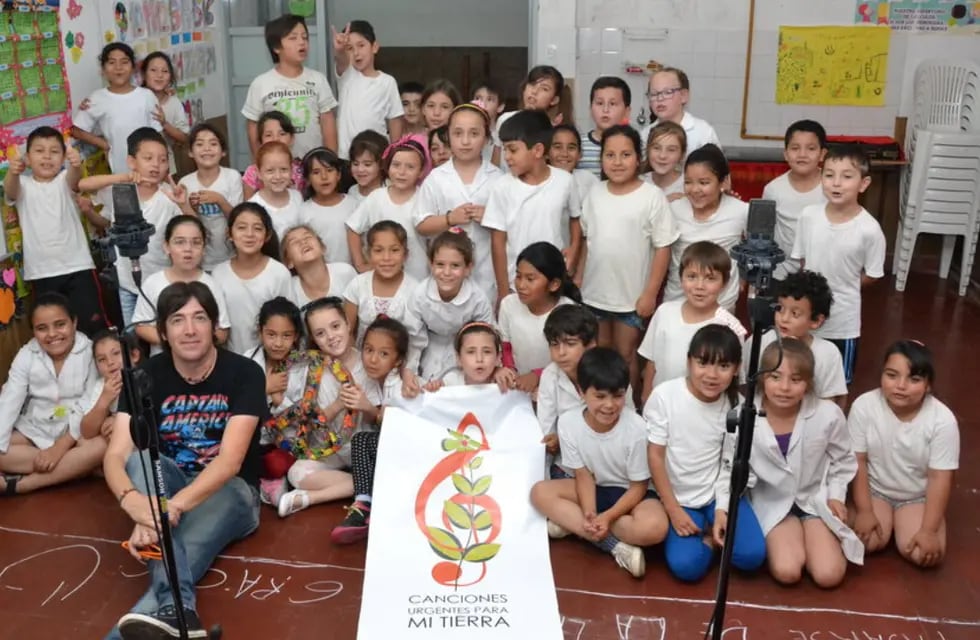 Niños y niñas de escuelas rurales de Córdoba junto al docente y músico, Ramiro Lezcano.