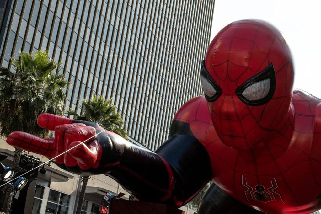 Un Spiderman gigante colocado delante del Teatro Chino TLC durante el estreno de la película 'Spider-Man: Far From Home' (EFE/ Etienne Laurent)