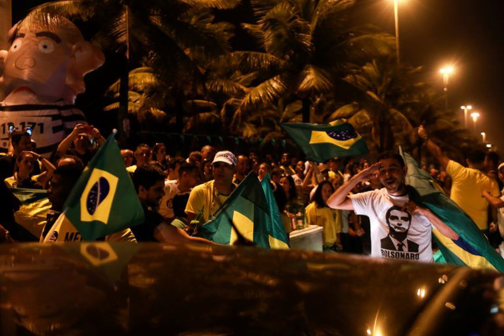 Seguidores del candidato presidencial de ultraderecha Bolsonaro celebran tras conocerse los primeros resultados de las elecciones (DPA)