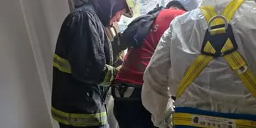 Bomberos de Rafaela realizando el operativo de rescate