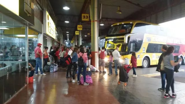 Intenso movimiento de pasajeros en la terminal de Posadas por el fin de semana largo