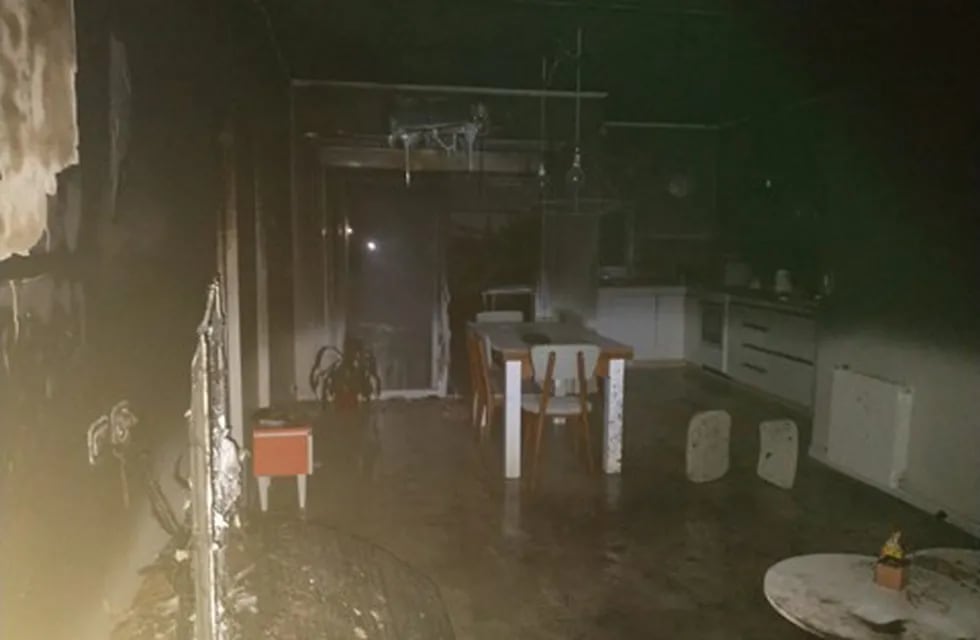Una vela aromática se cayó en un sillón y prendió fuego la casa