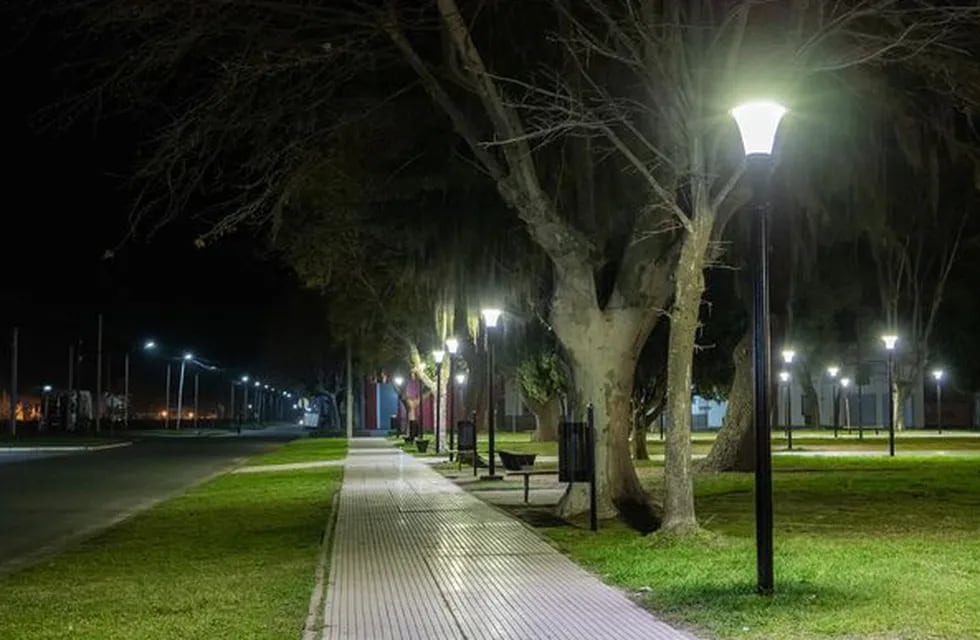 La plaza Domingo Arán con nuevas luminarias led (Facebook Comuna de Soldini)