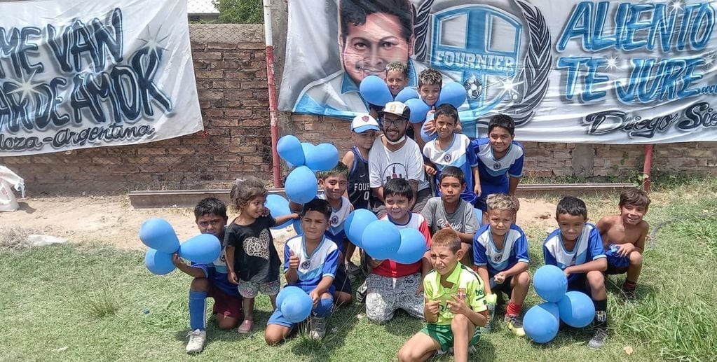 Pablo Ochoa junto a los chicos  de las categorías inferiores de la Escuela de Fútbol Fournier, Las Heras.