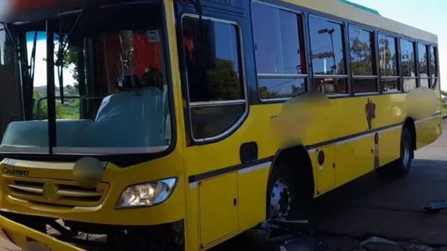 Accidente vial entre un colectivo y una motocicleta dejó un lesionado