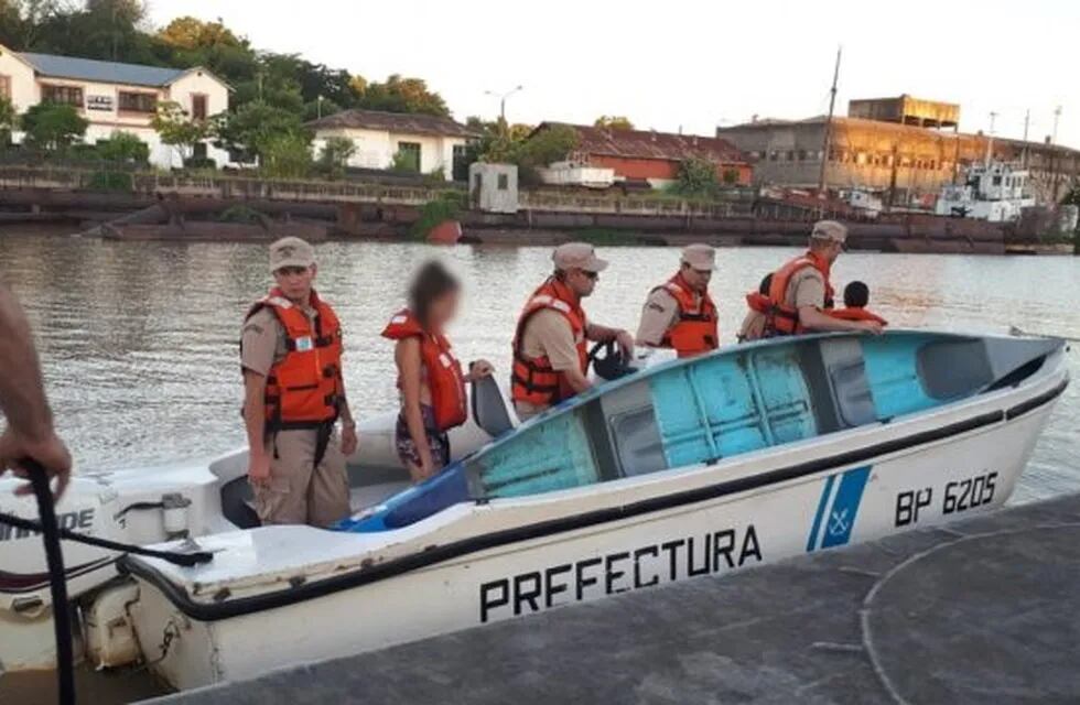 Rescataron a tres jóvenes que se habían caído de su embarcación en el Río Paraná