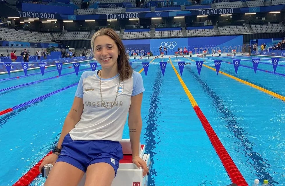 Cumpliendo un sueño. Delfina Pignatiello posa sonriente en la pileta olímpica. "Viviendo el sueño", posteó la nadadora. (@delfipignatiello)