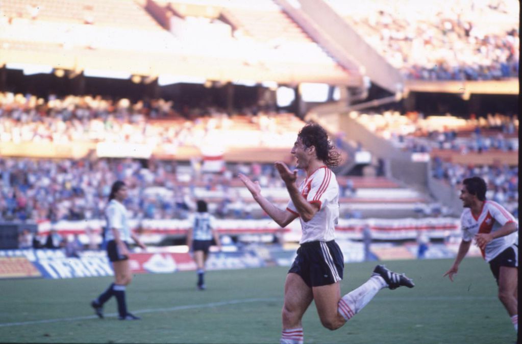 Ernesto Corti festeja el único gol de River con el que la ganó a Racing de Nueva Italia en abril de 1990
