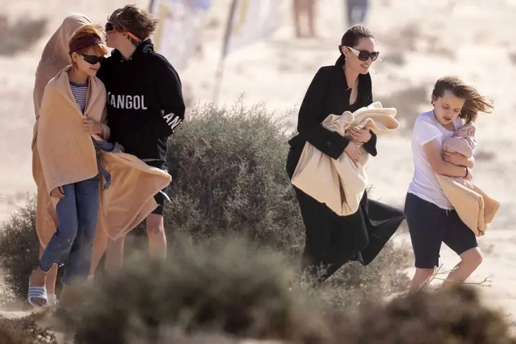 Angelina Jolie caminó por la arena junto a John (Shiloh) y su melliza Vivienne