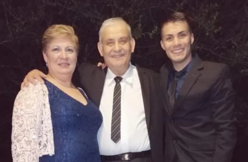 Martín Morales junto a sus padres. Le donó un riñón a su papá y le salvó la vida. (Foto: Web / Radio del Monte).