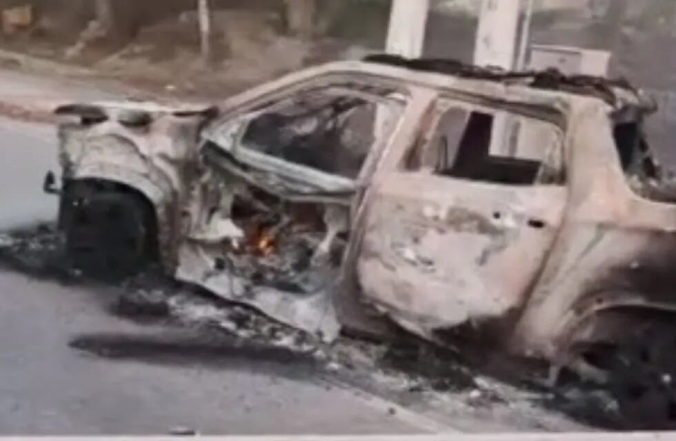 Un joven sanjuanino se salvó de milagro de morir al incendiarse su camioneta.