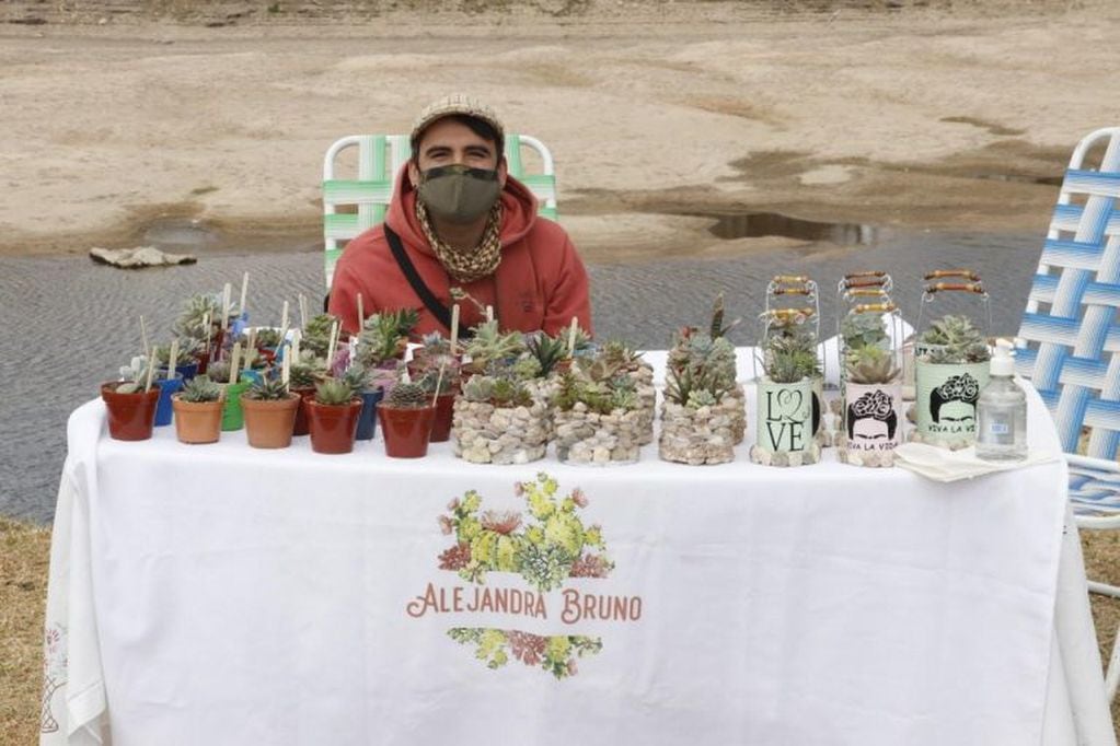 Artesanos y emprendedores locales ofreciendo sus productos. (Foto: prensa municipal).