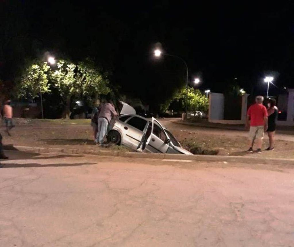 Un Chevrolet Corsa cayó a un anal en San Rafael y el conductor dio positivo al test de alcoholemia. Gentileza Eduardo