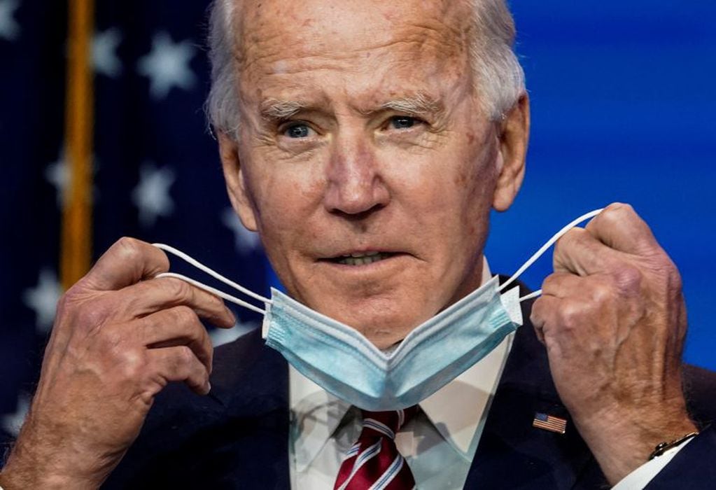 El presidente electo de los Estados Unidos, Joe Biden, se saca el barbijo para hablar ante la prensa. (Foto: REUTERS/Kevin Lamarque)