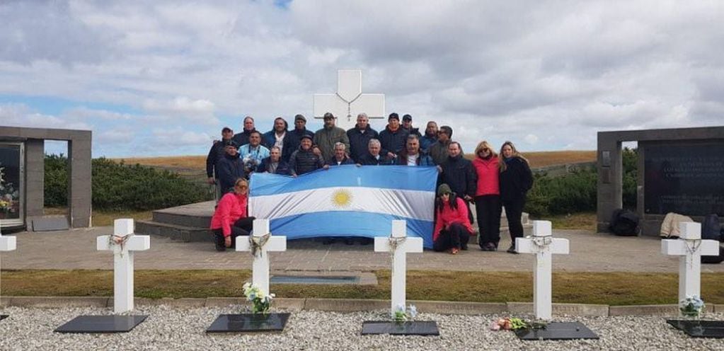 La bandera Argentina en el cementerio Darwin, desplegada a manos de un grupo de veteranos de la guerra.