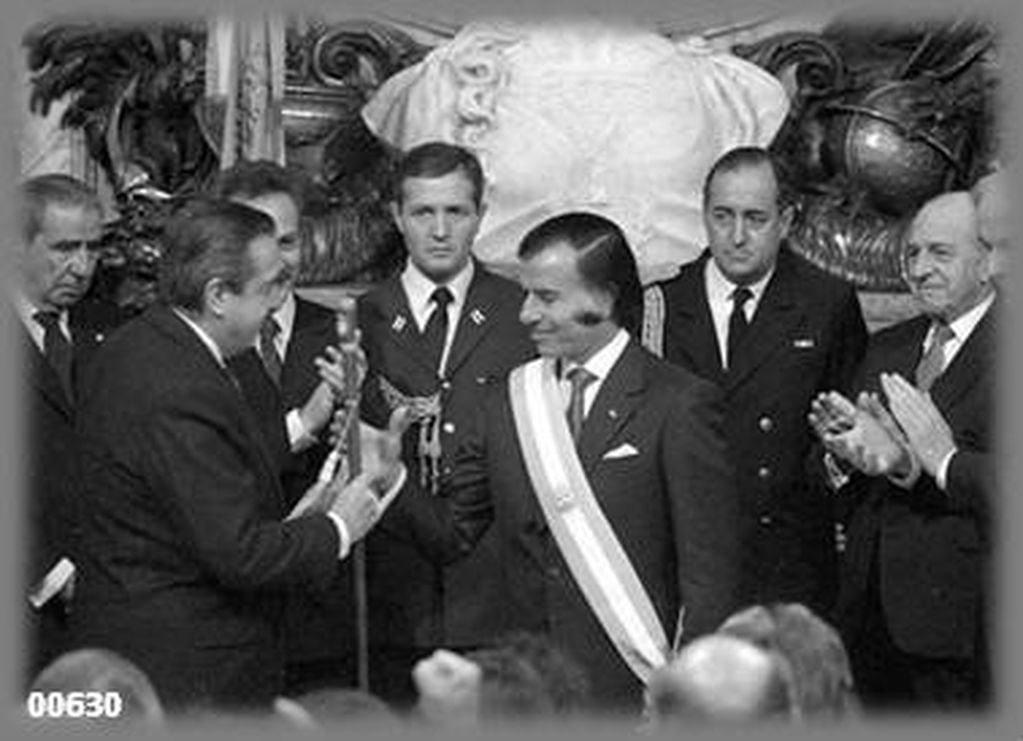 Primer entrega de un presidente electo a otro votado por el pueblo. Alfonsín le da los atributos a Menem.