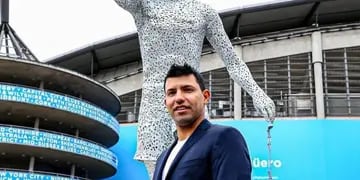 Kun Agüero junto a su estatua en Manchester
