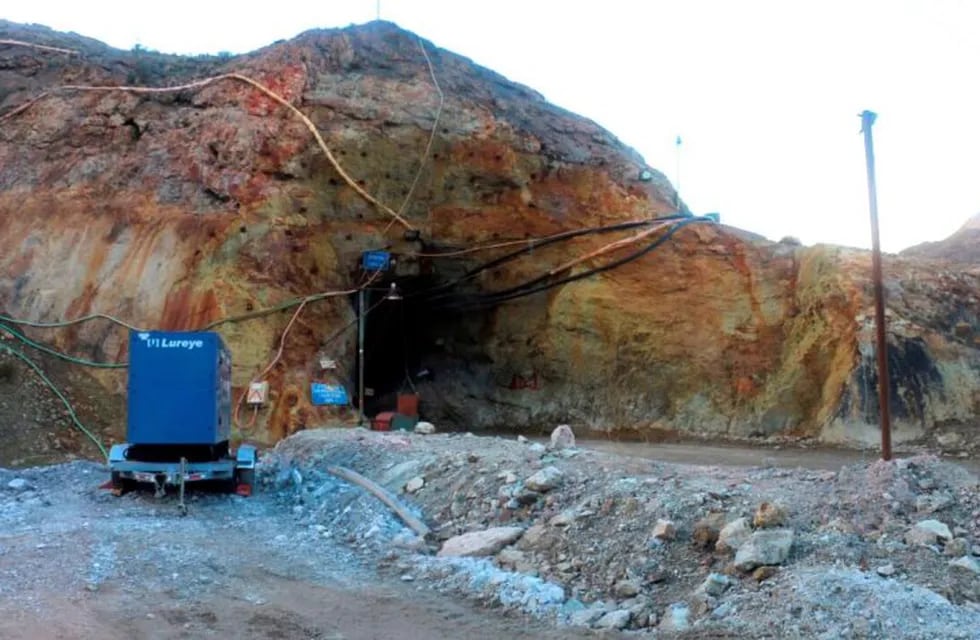 Entrada a la mina Cerro Bayo, en la región de Aysu00e9n, Chile, el 11/06/2017, donde dos mineros quedaron atrapados al irrumpir masas de agua de la Laguna Verde, contigua a la mina, por una fisura. Segu00fan las u00faltimas informaciones, los trabajadores estu00e1n a una profundidad de 1300 metros. foto: Jonaz Gomez Sanchez/Agencia Uno/dpa chile aysen  chile mina donde quedaron atrapados los 33 mineros mina Cerro Bayo