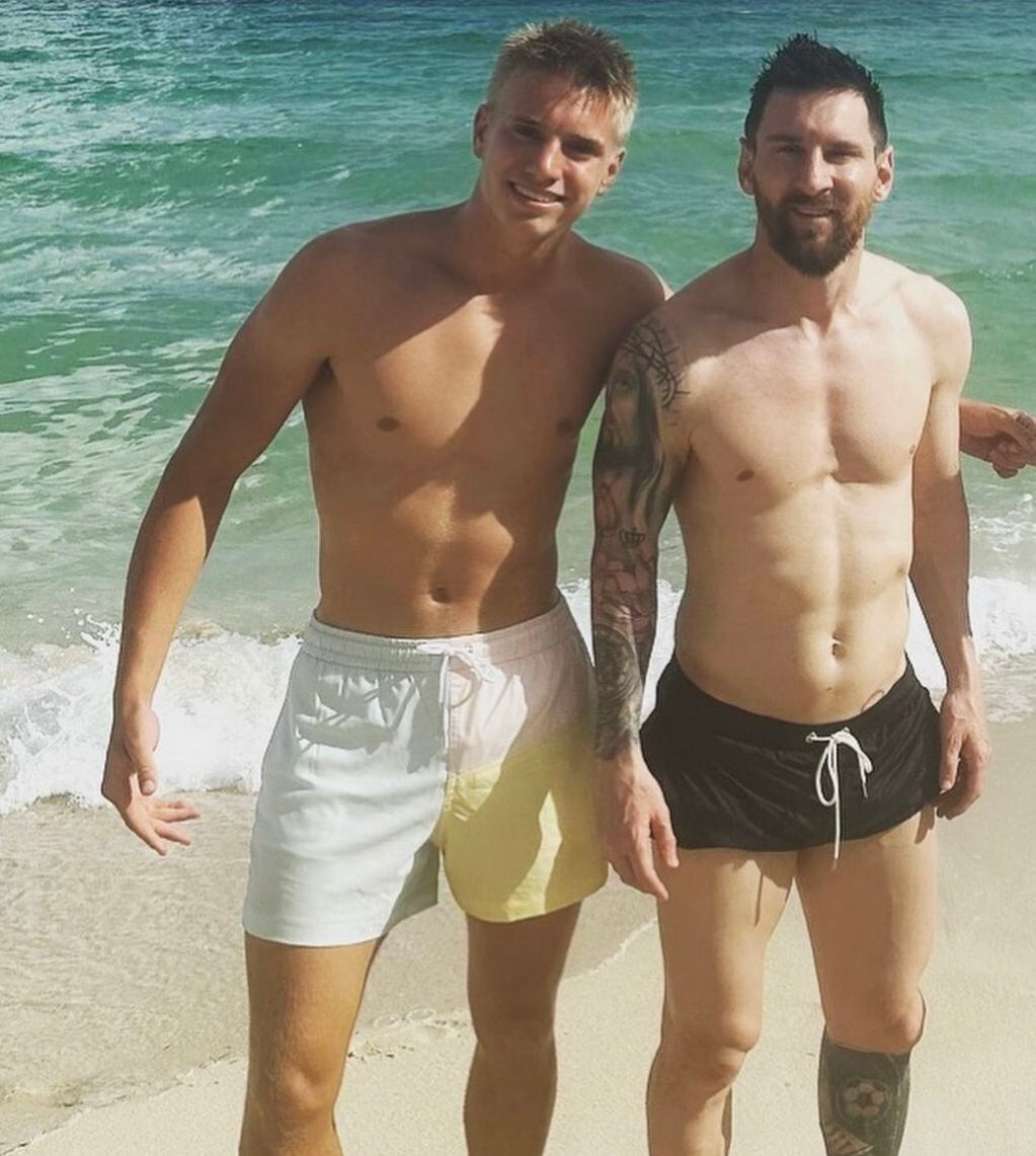 Lionel Messi junto a Christian Shevchenko, el hijo de una gloria del Milán que lo descubrió de vacaciones.