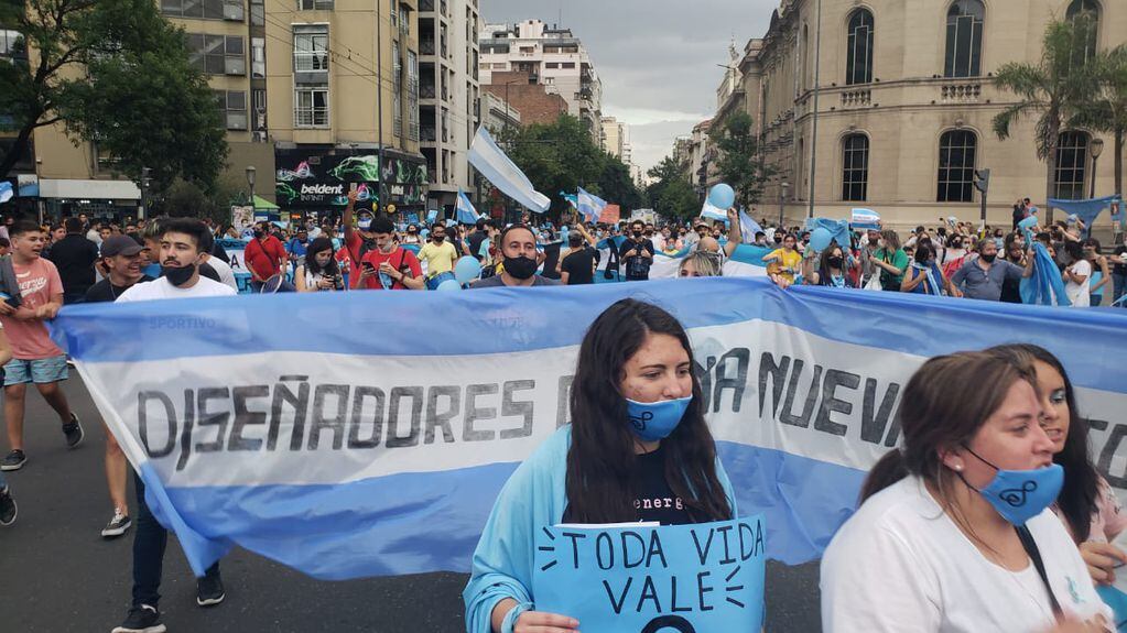 Numeroso grupo de personas marchó en Córdoba contra la legalización del aborto.