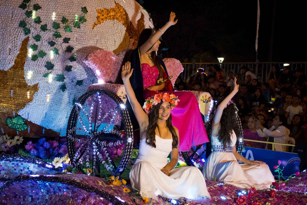 Reinas y princesas de fantasía pasean su simpatía en las carrozas que construyen sus compañeros de colegio, en cada primavera en Jujuy.