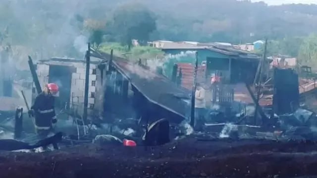 Un incendio consumió por completo tres viviendas en Oberá