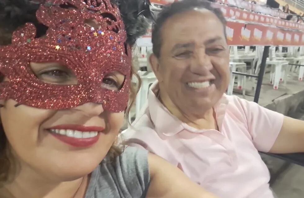 Luis D´Elia junto a Lorena, su pareja, en el carnaval de Gualeguaychú.