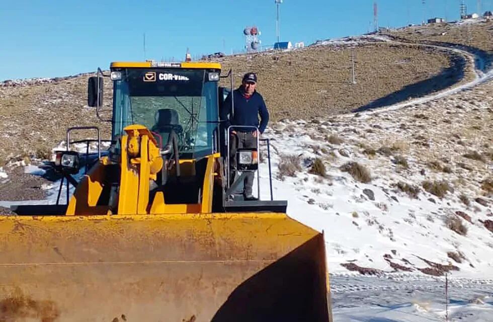 Con dos máquinas pesadas de Vialidad Provincial se trabajó en dejar habilitados los accesos a los cerros Arco de Las Heras y Diamante de San Rafael. Gentileza Gobierno de Mendoza