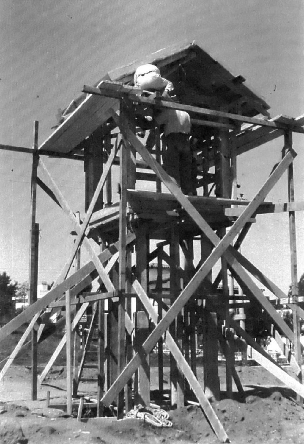 Reloj Cucú en plena construcción a mediados de 1957. (Foto: archivo / Facebook Fotos y Recuerdos de Villa Carlos Paz).