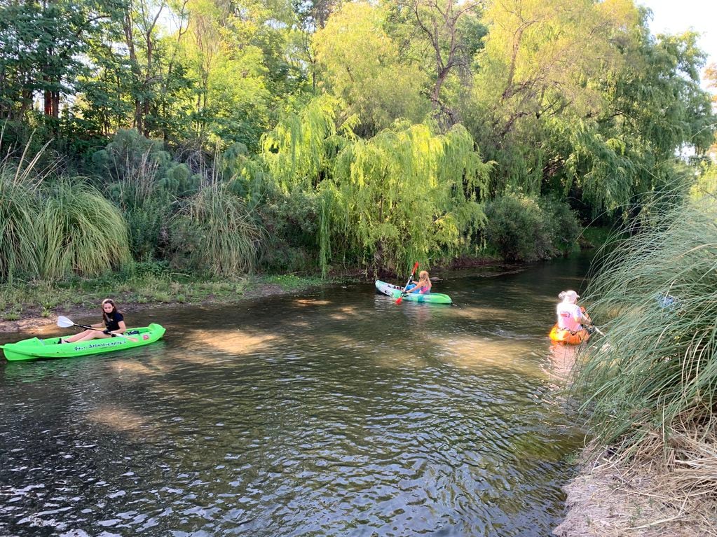 Se lanzaron al agua en kayak para limpiar el río Atuel. 