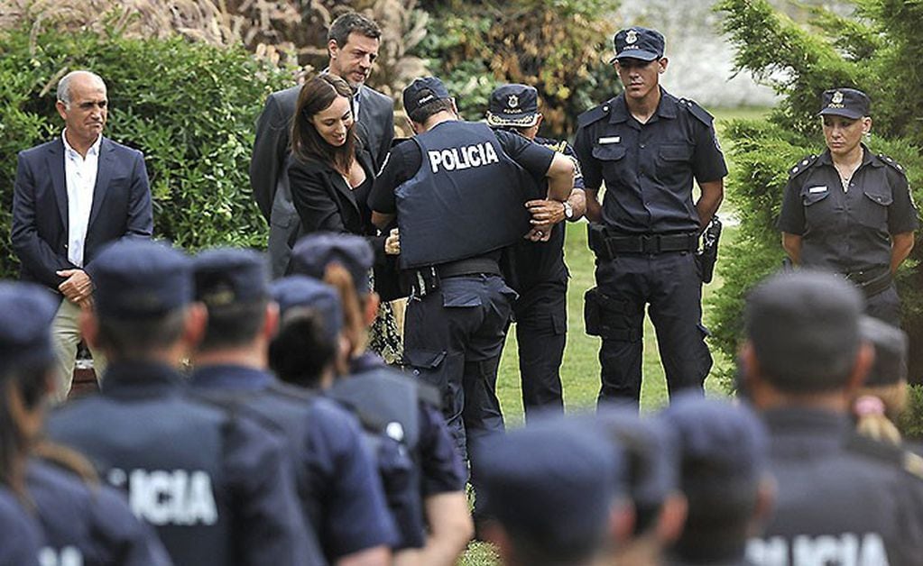 La gobernadora Vidal al encabezar el acto de la campaña “Un chaleco por policía”.
