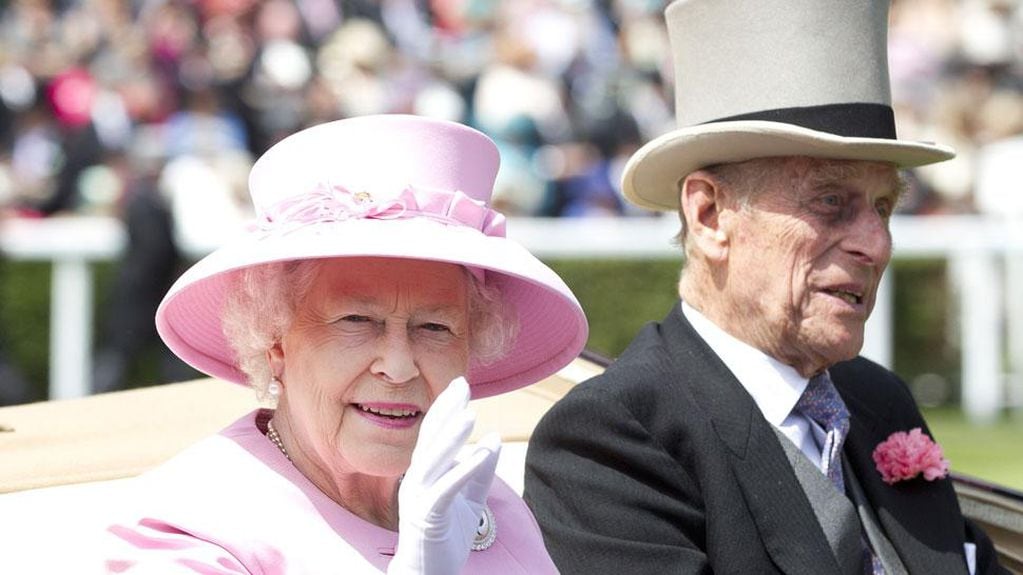 La reina Isabel II y el príncipe Felipe. (AP).