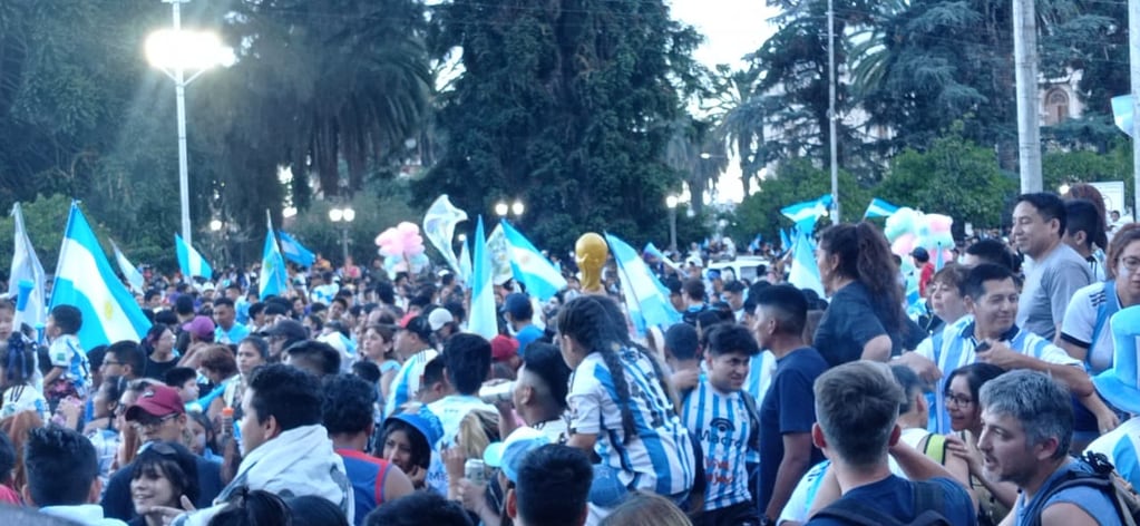 La "copa del mundo" se pasea por las calles de San Salvador de Jujuy, en medio de los festejos de este martes por el pase de la "scaloneta" a la final del Mundial.