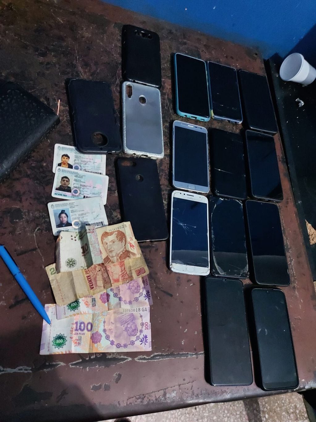 Además de los teléfonos, la policía secuestró dinero en efectivo y documentos.