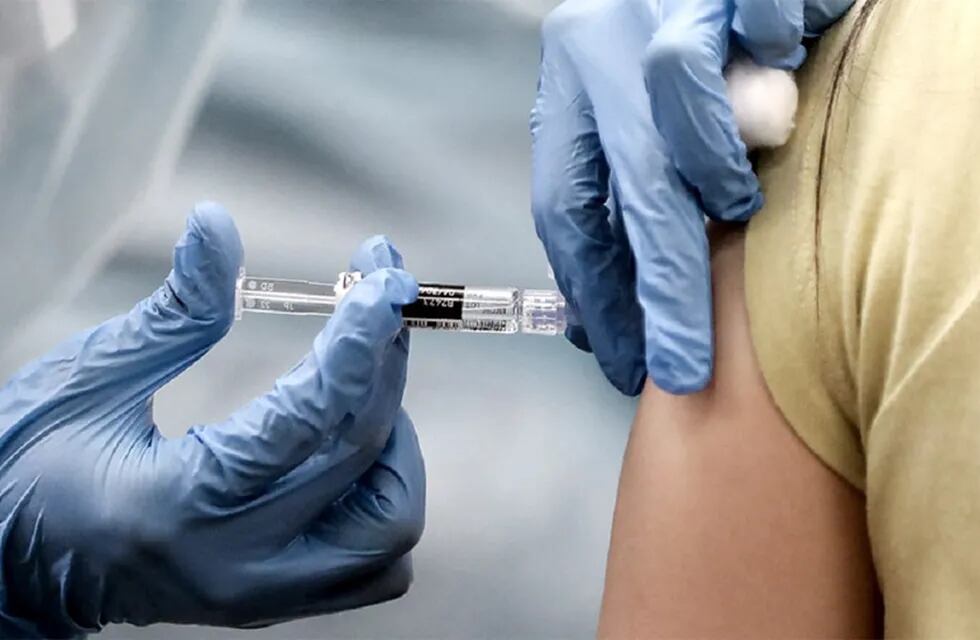 Alertan que los vacunados igualmente pueden volver a contraer la enfermedad y contagiar (La Reforma)