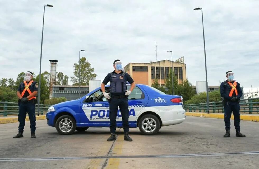 Policía de Córdoba utiliza mascarillas de protección.