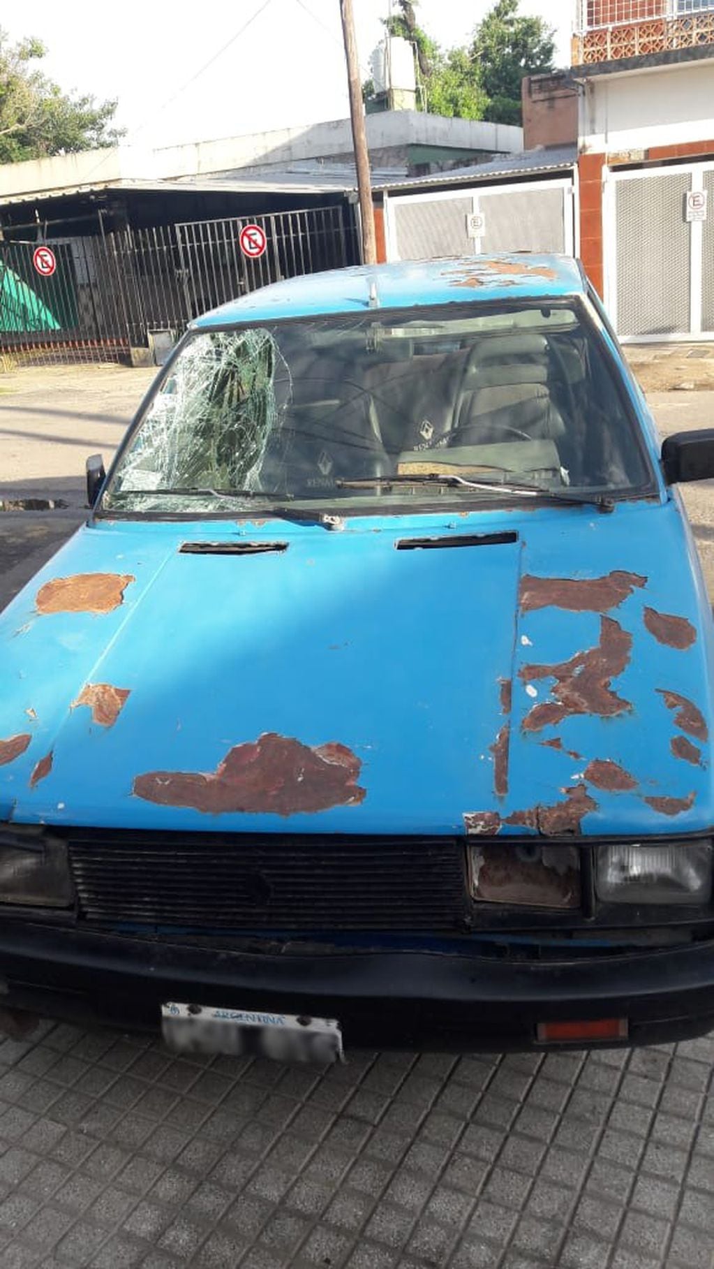 El Renault 11 que participó en el incidente en Juan José Paso y Pedro Lino Funes quedó secuestrado por la policía. (Ministerio de Seguridad)