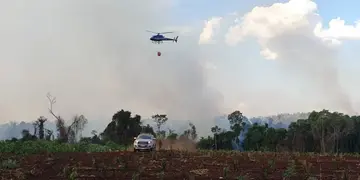 Continúan los incendios en Andresito y sumaron un helicóptero para combatirlos