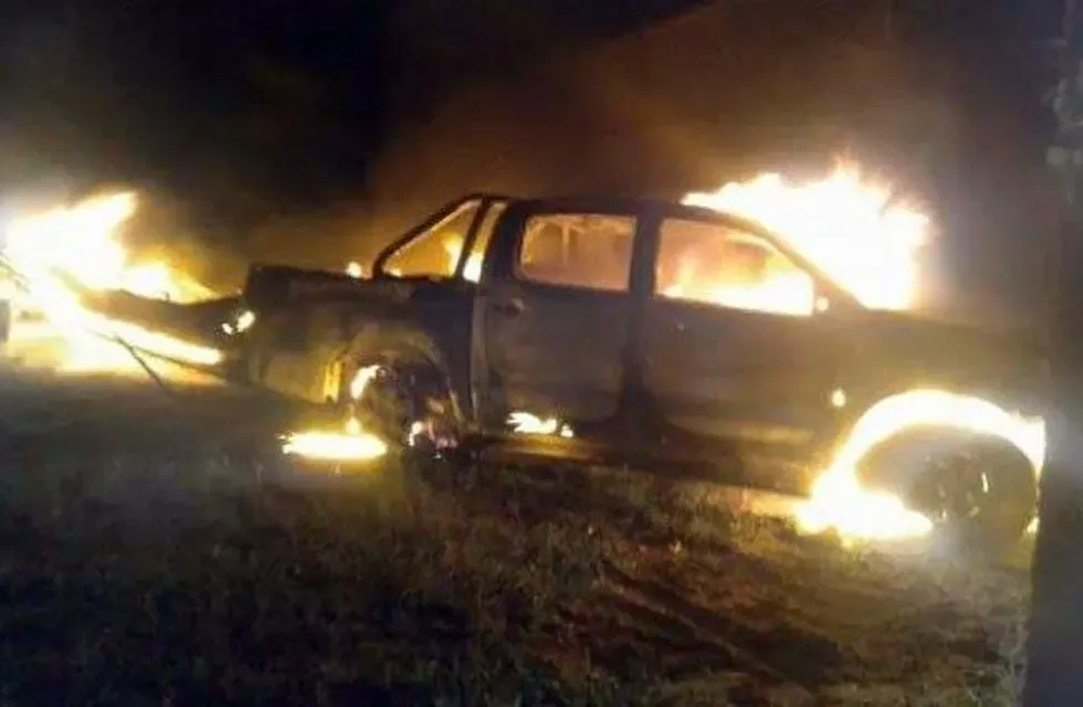 Horror en San Luis: un hombre fue hallado sin vida dentro de una camioneta incendiada y creen lo mató su hijo